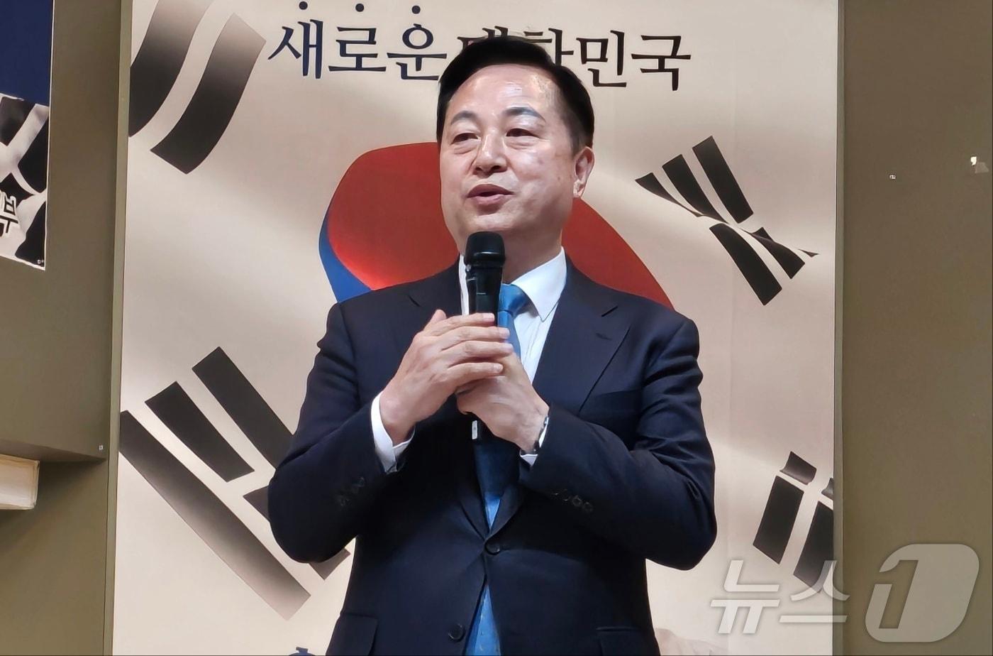 김두관 전 더불어민주당 의원이 22일 대구 중구 YMCA카페에서 &#39;탄핵 후 새로운 정치와 대한민국&#39;을 주제로 특강을 하고 있다. 2025.2.22/뉴스1 ⓒ News1 남승렬 기자