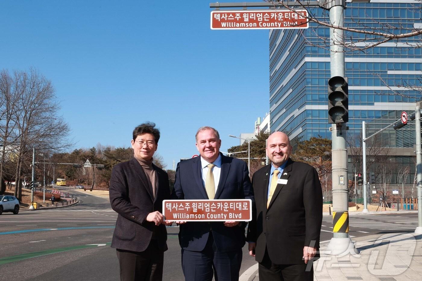 이상일 용인시장&#40;왼쪽&#41;이 21일 러스 볼즈 윌리엄슨카운티 커미셔너&#40;가운데&#41;, 드웨인 아리올라 테일러시 시장과 함께 ‘윌리엄슨 카운티 대로’ 도로 표지판이 설치된 삼성전자 기흥 캠퍼스 앞을 찾아 현장을 살펴보고 기념사진을 찍었다.&#40;용인시 제공&#41;