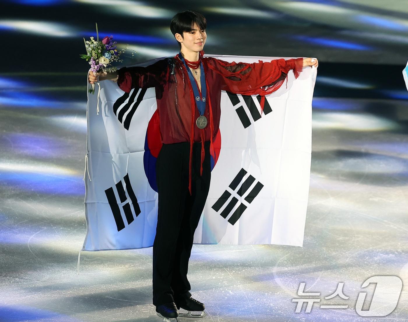 본문 이미지 - 22일 오후 서울 양천구 목동 아이스링크에서 열린 2025 ISU 사대륙 피겨스케이팅 선수권대회 남자 싱글 프리스케이팅 시상식에서 2위를 기록한 차준환이 기념 촬영을 하고 있다. 2025.2.22/뉴스1 ⓒ News1 김진환 기자