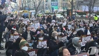 본문 이미지 - 지난 2월 22일 대전 서구 은하수네거리에서 &#39;윤석열정권퇴진 대전본부&#39; 주최로 열린 대통령 탄핵 찬성 집회 모습. 2025.2.22/뉴스1 ⓒ News1 허진실 기자