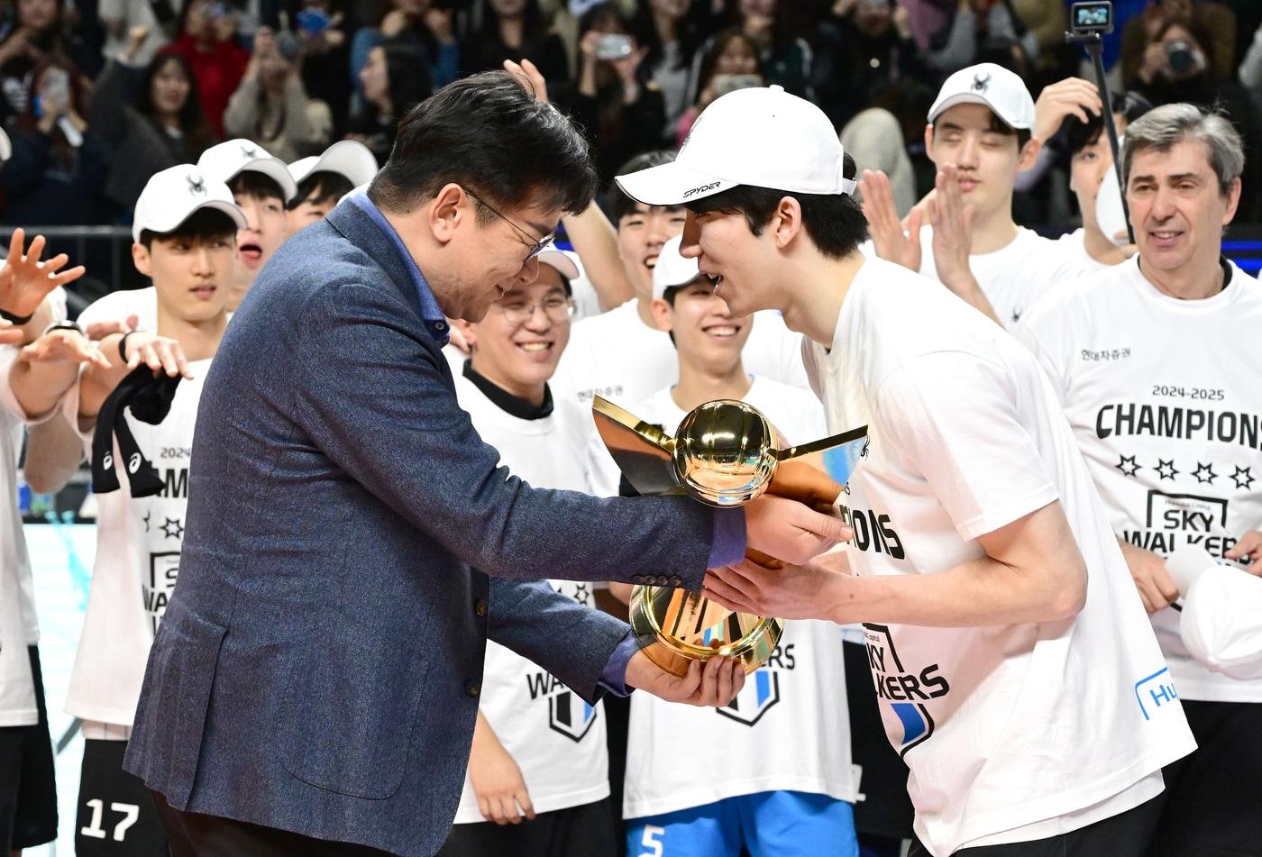 현대캐피탈 주장 허수봉&#40;오른쪽&#41;이 22일 조원태 KOVO 총재로부터 정규시즌 1위 트로피를 받고 있다. &#40;KOVO 제공&#41;