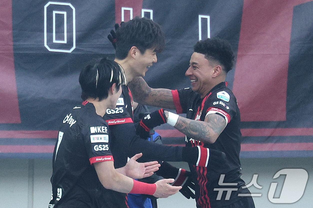 본문 이미지 - 22일 오후 서울 마포구 서울월드컵경기장에서 하나은행 K리그1 2025 2라운드 FC서울과 FC안양의 경기에서 FC서울 린가드가 선제골을 기록한 후 동료들과 기쁨을 나누고 있다. 2025.2.22/뉴스1 ⓒ News1 신웅수 기자