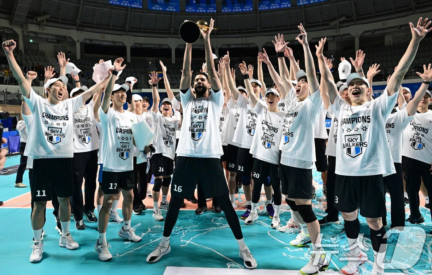 22일 오후 서울 중구 장충체육관에서 열린 2024-2025 V-리그 프로배구 남자부 우리카드와 현대캐피탈의 경기에서 승리하며 정규리그 1위를 확정한 현대캐피탈 레오를 비롯한 선수들이 우승 트로피를 들며 환호하고 있다. (KOVO 제공, 재판매 및 DB금지)