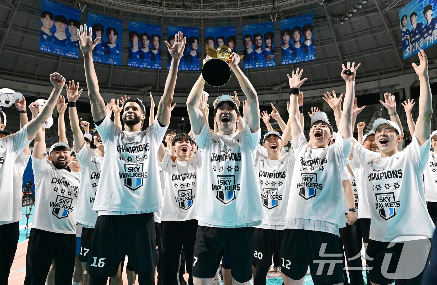 22일 오후 서울 중구 장충체육관에서 열린 2024-2025 V-리그 프로배구 남자부 우리카드와 현대캐피탈의 경기에서 승리하며 정규리그 1위를 확정한 현대캐피탈 주장 허수봉을 비롯한 선수들이 우승 트로피를 들며 환호하고 있다. (KOVO 제공, 재판매 및 DB금지)