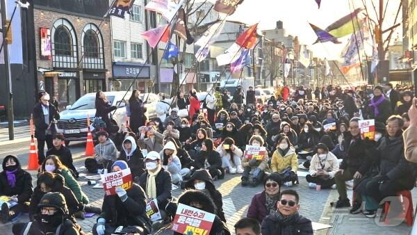 본문 이미지 - 22일 오후 4시 전북 전주시 객사 앞에서 ‘제10차 윤석열 퇴진 비상 촛불집회’가 개최됐다./2025.2.22 신준수 기자