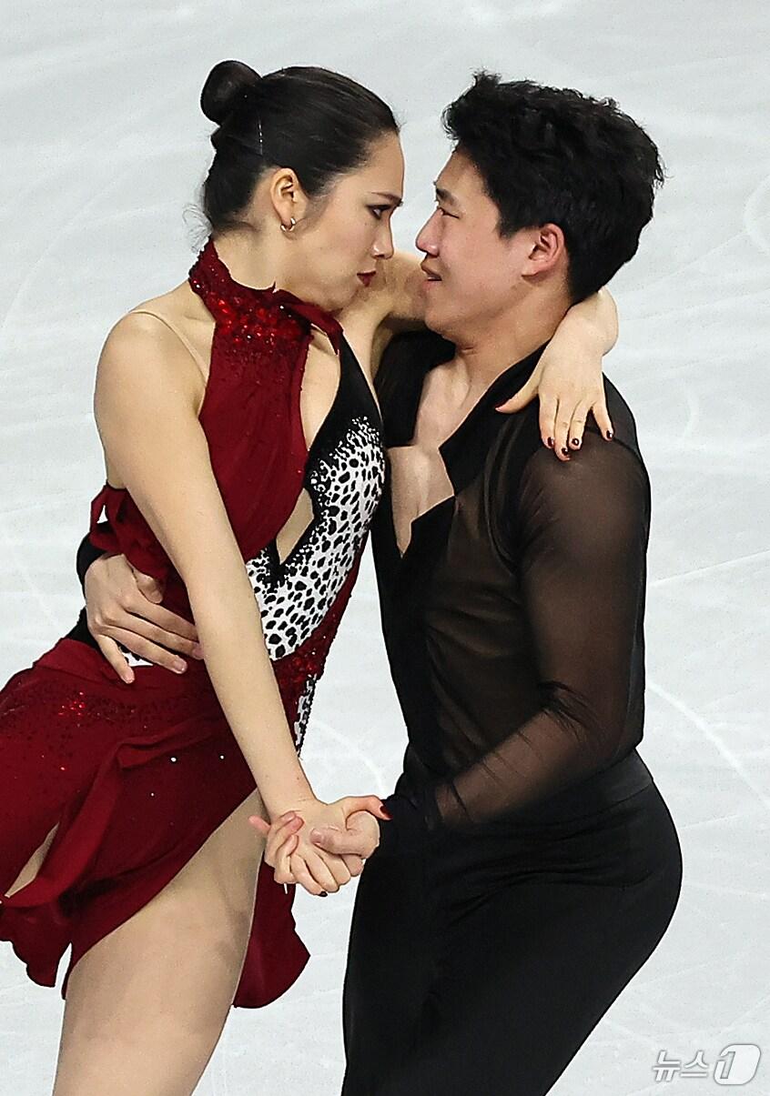 본문 이미지 - 아이스댄스 임해나·권예가 22일 오후 서울 양천구 목동 아이스링크에서 열린 2025 ISU 사대륙 피겨스케이팅 선수권대회 프리 댄스에서 멋진 연기를 선보이고 있다. 2025.2.22/뉴스1 ⓒ News1 김진환 기자