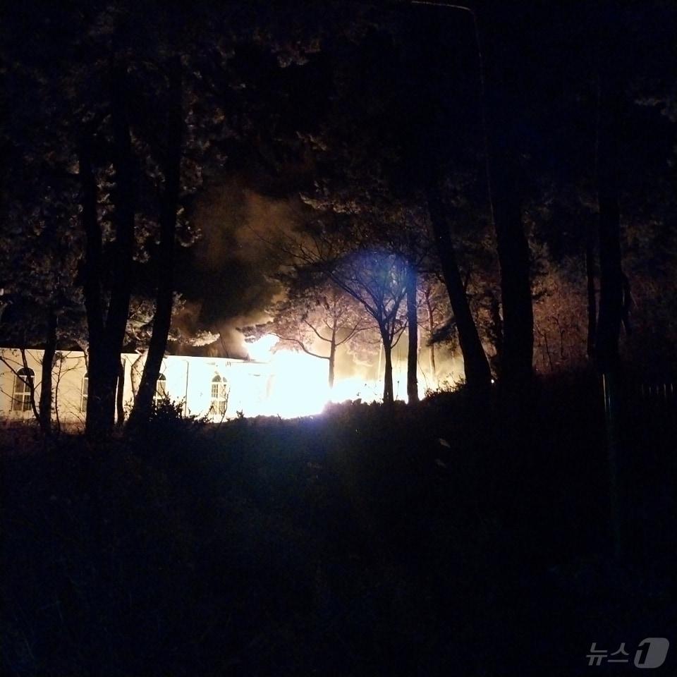 본문 이미지 - 23일 오전 2시 45분쯤 고흥군 영남면의 한 교회에서 시작된 불이 야산으로 번졌다. 사진은 화재 당시의 모습. (고흥소방 제공. 재판매 및 DB 금지) 2025.2.23/뉴스1 