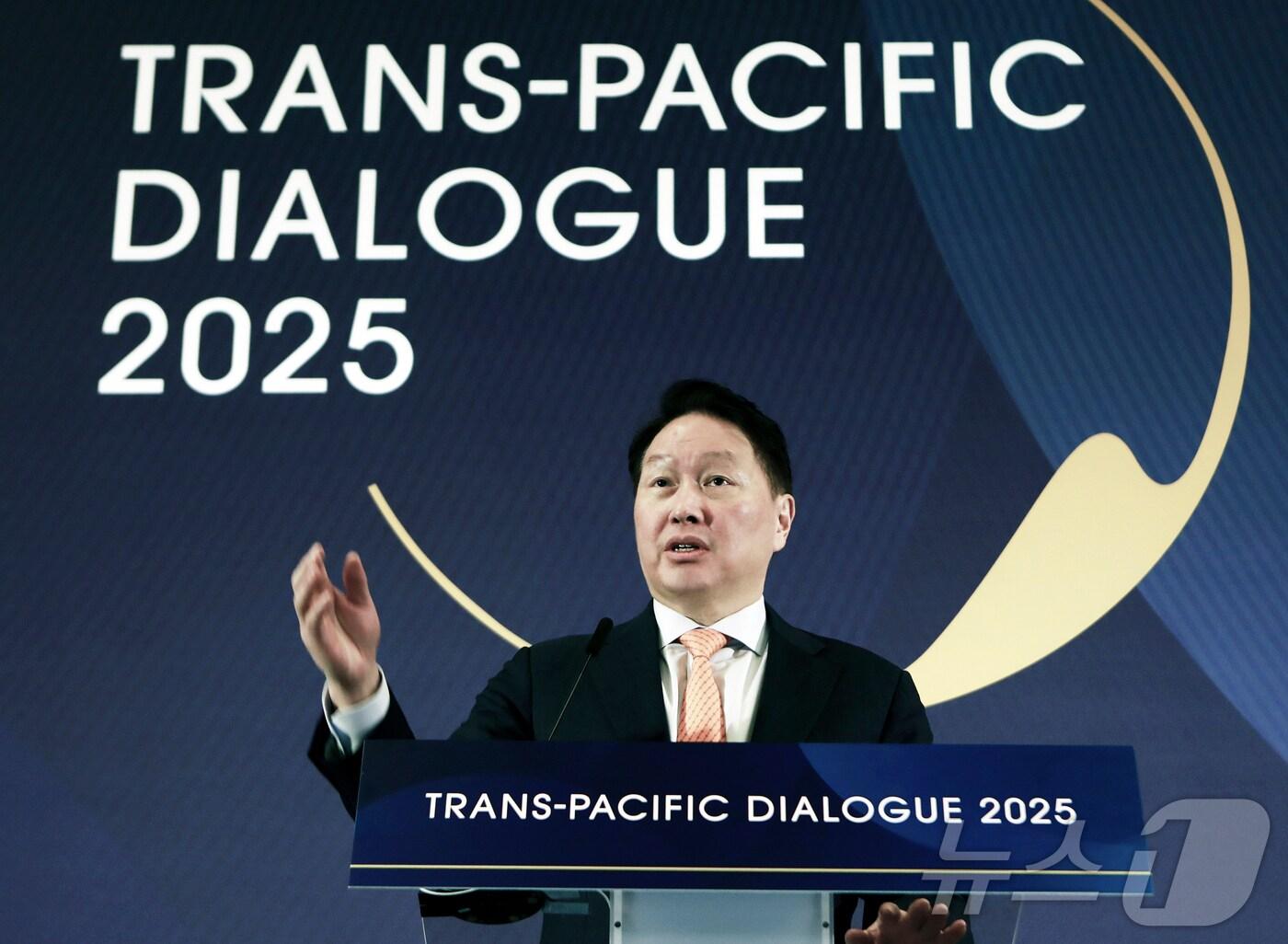 본문 이미지 - 최태원 SK그룹 회장 겸 최종현학술원 이사장이 21일(현지시간) 미국 워싱턴DC 샐러맨더 호텔에서 열린 ‘TPD2025’에서 개회사를 하고 있다. ⓒ News1 류정민 특파원