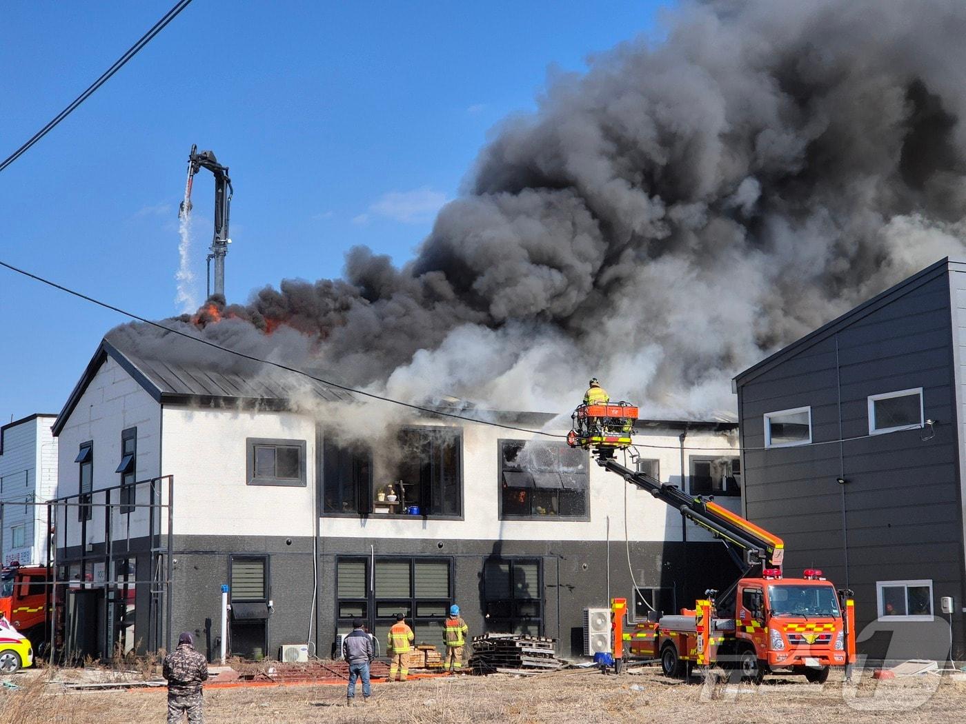 본문 이미지 - 소방관들이 천안 단독 주택 화재를 진압하고 있다.(천안서북소방서 제공.재판매 및 DB금지) /뉴스1