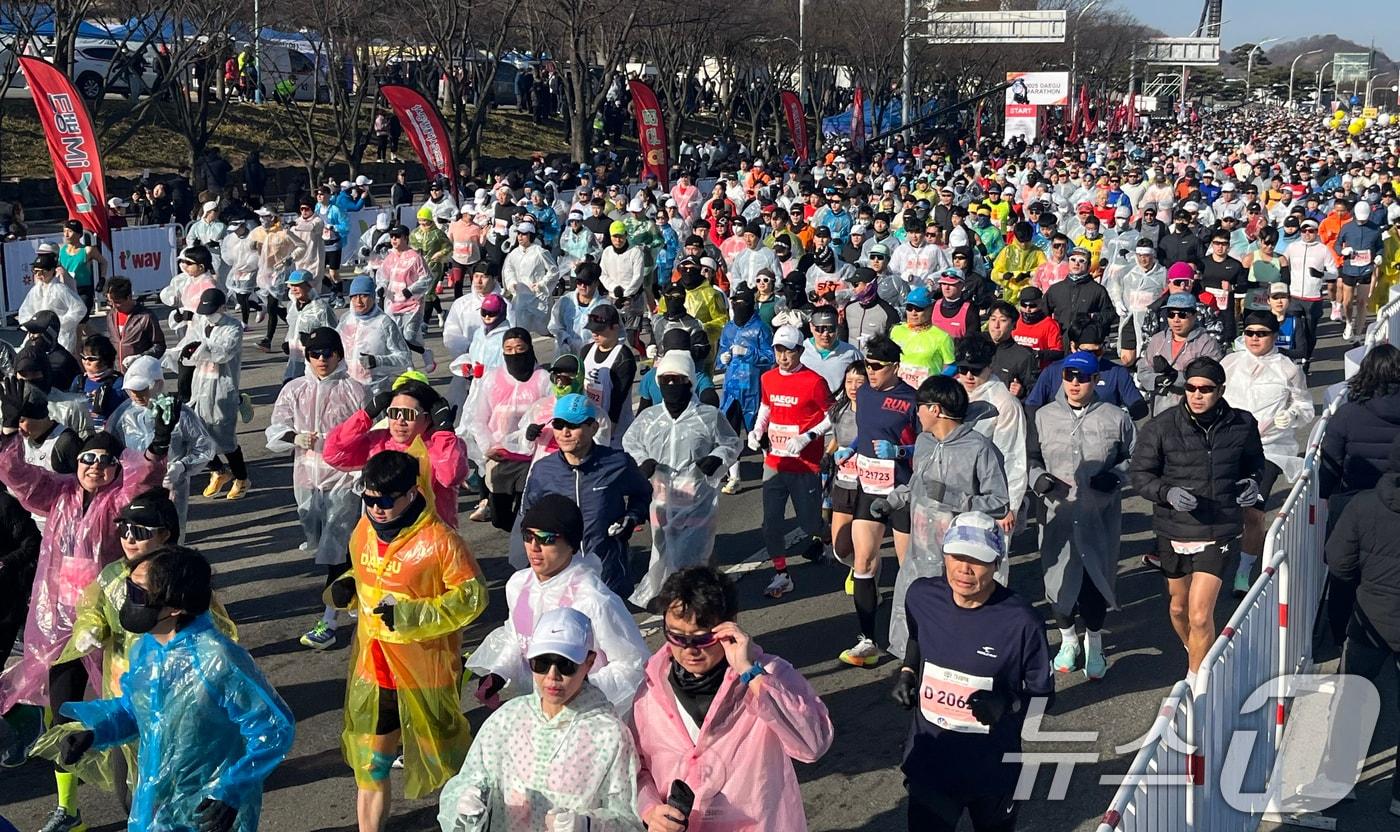 '2026대구세계마스터즈육상경기대회' 조직위원회는 오는 23일부터 내년 6월 23일까지 대회 홈페이지를 통해 참가 신청을 받는다. 사진은 대구마라톤대회에 참가한 시민들이 출발하는 모습. (사진은 기사 내용과 무관함) 2025.2.23/뉴스1 ⓒ News1 자료 사진