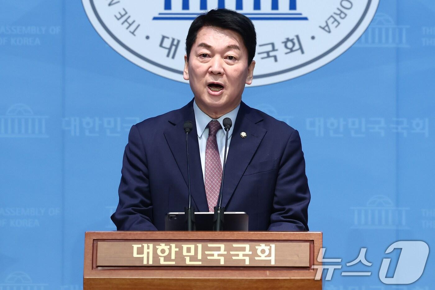 안철수 국민의힘 의원이 23일 오전 서울 여의도 국회 소통관에서 시대교체·시대전환 국민통합 선언 기자회견을 하고 있다. 이날 안 의원은 "대한민국을 하나로 통합해야 한다＂며 시대교체 및 시대전환, 사회·정치개혁, 정치교체 및 합리적·도덕적 정치 복원(개헌) 등 3가지 사안을 제시했다. 2025.2.23/뉴스1 ⓒ News1 김민지 기자