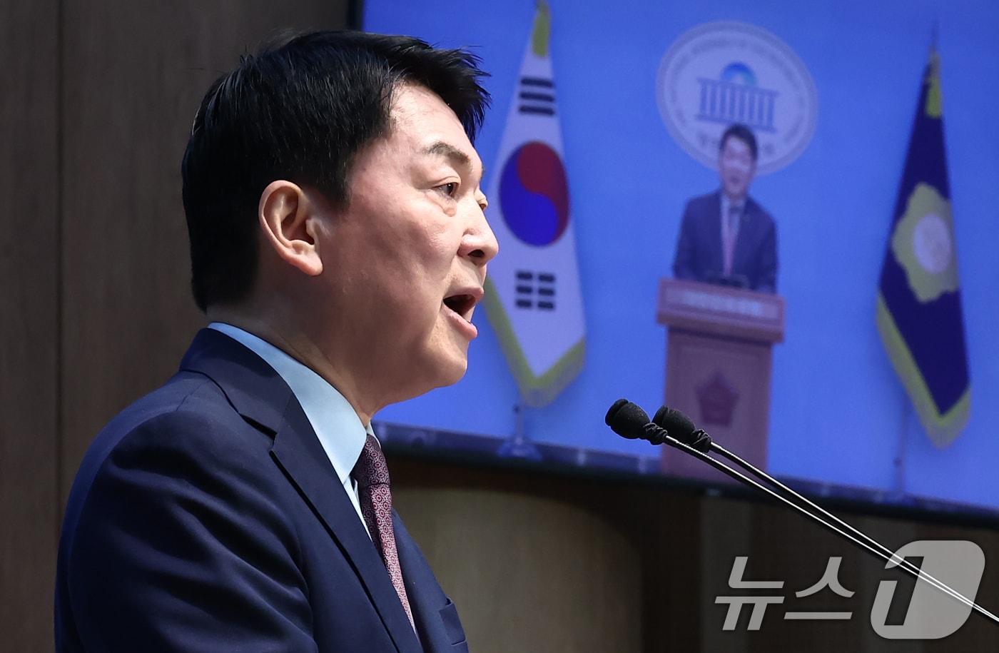 안철수 국민의힘 의원이 23일 오전 서울 여의도 국회 소통관에서 시대교체·시대전환 국민통합 선언 기자회견을 하고 있다. 2025.2.23/뉴스1 ⓒ News1 김민지 기자