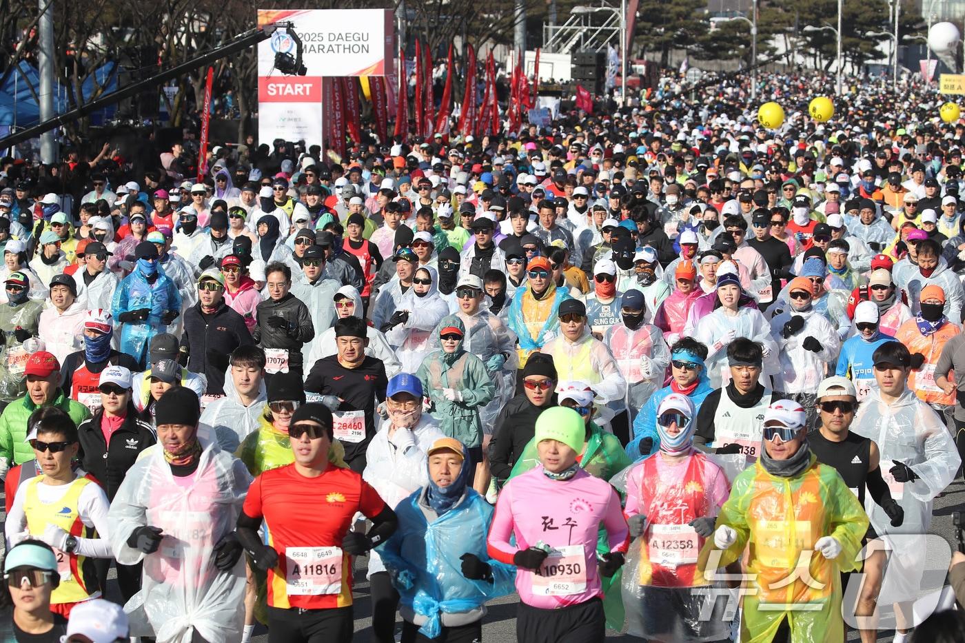 지난 2월23일 오전 대구 수성구 대구스타디움 일원에서 열린 '2025 대구마라톤대회'에 참가한 주자들이 힘차게 출발하고 있다. 2025.2.23/뉴스1 ⓒ News1 공정식 기자