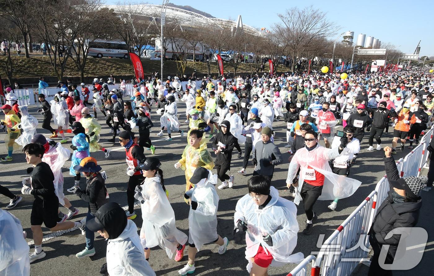 지난 2월23일 대구 수성구 대구스타디움 일대에서 열린 &#39;2025 대구마라톤대회&#39;에 참가한 주자들이 힘차게 출발하고 있다. 2025.2.23/뉴스1 ⓒ News1 공정식 기자