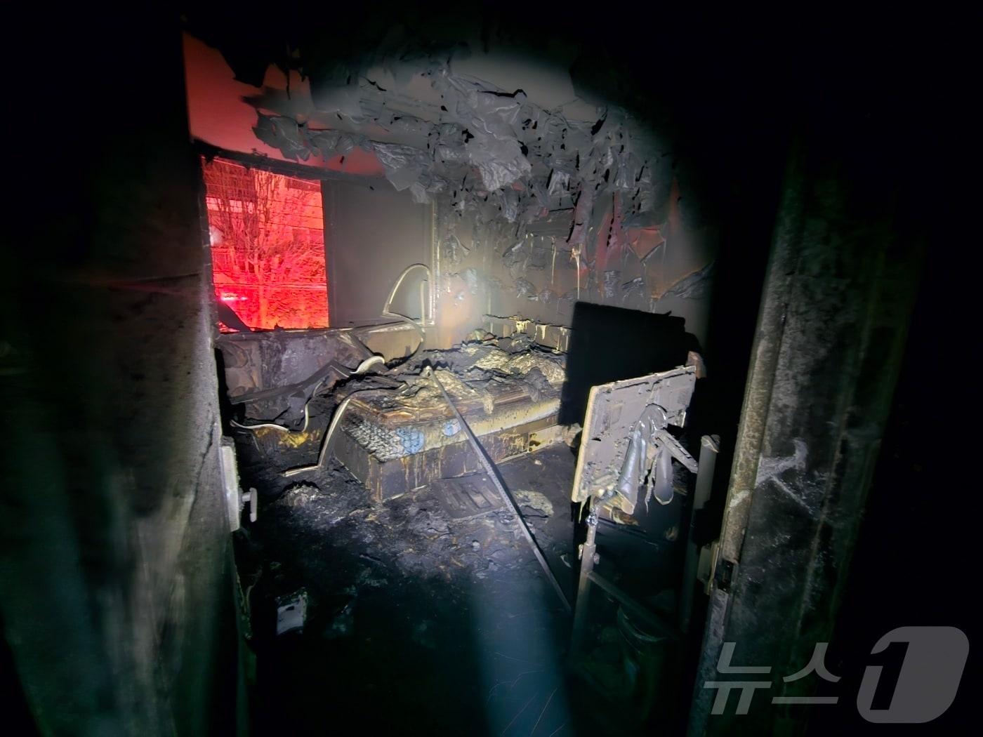 본문 이미지 - 지난 1월 11일 오전 2시 52분쯤 광주 북구 신안동의 한 빌라 2층 세대에서 불이 난 모습. &#40;광주 북부소방 제공. 재판매 및 DB 금지&#41;/뉴스1 