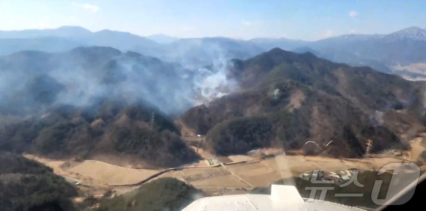 23일 오전 10시 49분쯤 성주군 수륜면 작은리 야산 초입부에서 산불이 발생했다.(경북소방본부 제공. 재판매 및 DB금지) 2025.2.23/뉴스1