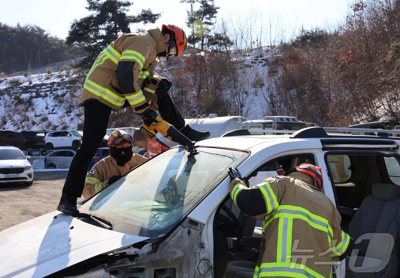 본문 이미지 -  제천소방서 교통사고 전문 유리창 제거 훈련.(재판매 및 DB금지)/뉴스1