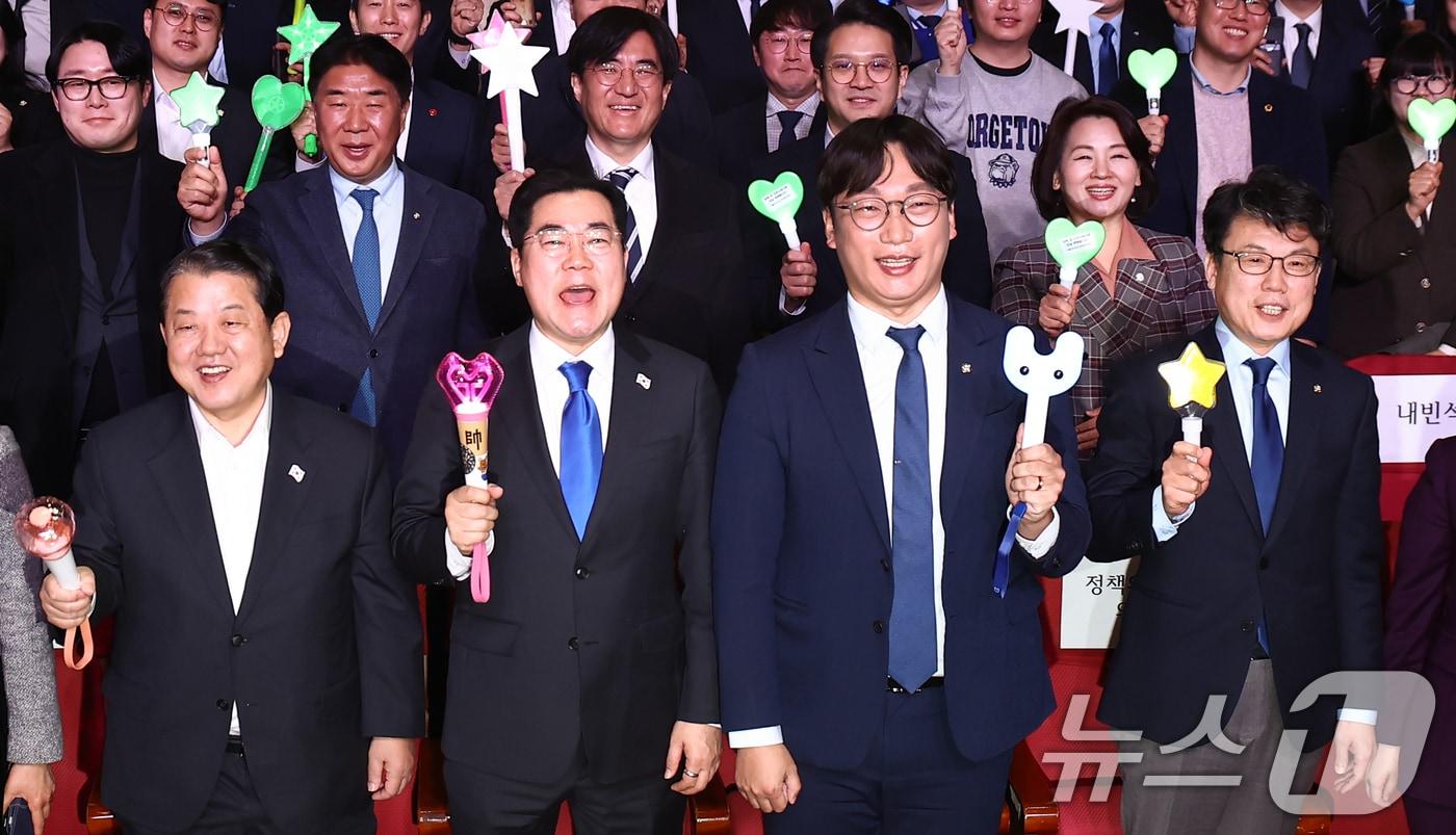 박찬대 더불어민주당 원내대표가 23일 오전 서울 여의도 국회 의원회관에서 열린 더불어민주당 전국청년위원회 발대식에서 참석자들과 응원봉을 들고 기념촬영을 하고 있다. 앞줄 왼쪽부터 김병주 최고위원, 박 원내대표, 모경종 위원장, 진성준 정책위의장. 2025.2.23/뉴스1 ⓒ News1 김민지 기자