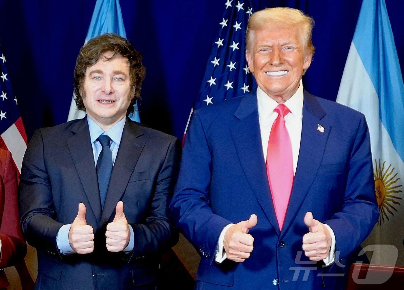 본문 이미지 - 도널드 트럼프 미국 대통령이 22일&#40;현지시간&#41; 메릴랜드주 옥슨힐에서 열린 2025 보수정치 행동회의&#40;CPAC&#41; 중 하비에르 밀레이 아르헨티나 대통령과 포즈를 취하고 있다. 2025.02.23 ⓒ AFP=뉴스1 