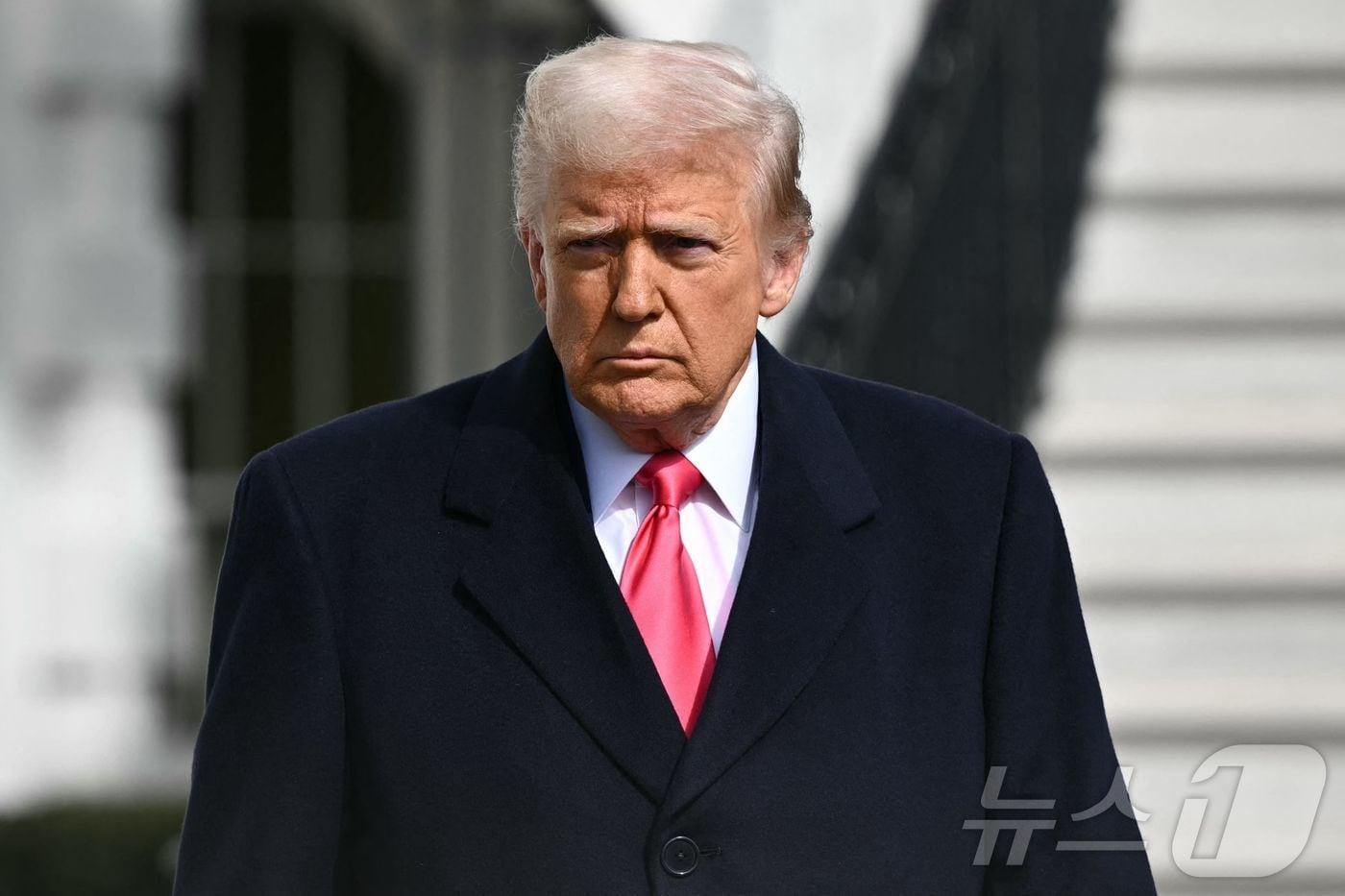 도널드 트럼프 미국 대통령이 22일&#40;현지시간&#41; 메릴랜드주 옥슨힐에서 열린 2025 보수정치 행동회의&#40;CPAC&#41;에 참석하기 위해 워싱턴 백악관을 나서고 있다. 2025.02.23 ⓒ AFP=뉴스1 ⓒ News1 우동명 기자