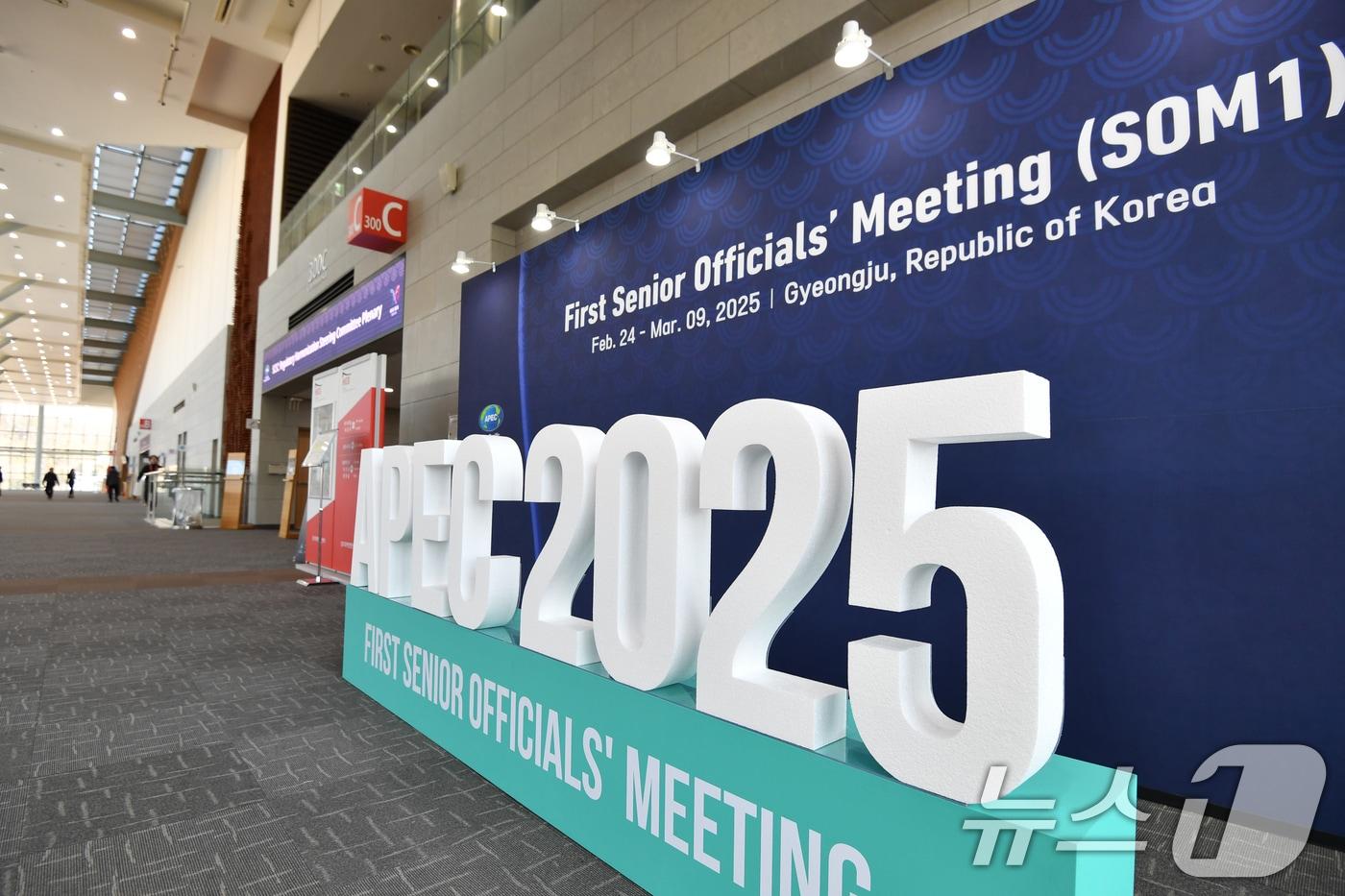 본문 이미지 - APEC 고위관리회의(SOM1) 개막을 하루 앞둔 23일 회의장인 경북 경주시 보문단지 내 화백컨벤션센터에서 막바지 준비가 한창이다.  2025.2.23/뉴스1 ⓒ News1 최창호 기자