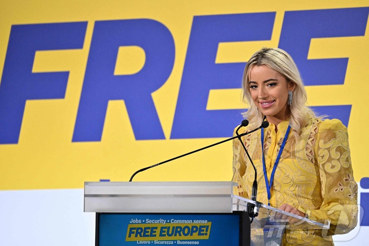 미국 작가이자 인플루언서인 애슐리 세인트 클레어가 2023년 12월 이탈리아 피렌체에서극우성향 정치그룹을 위해 연설하고 있다. 클레어는 최근 자신이 일론 머스크 테슬라 최고경영자(CEO)의 13번째 자녀를 출산했다고 주장했다. ⓒ AFP=뉴스1