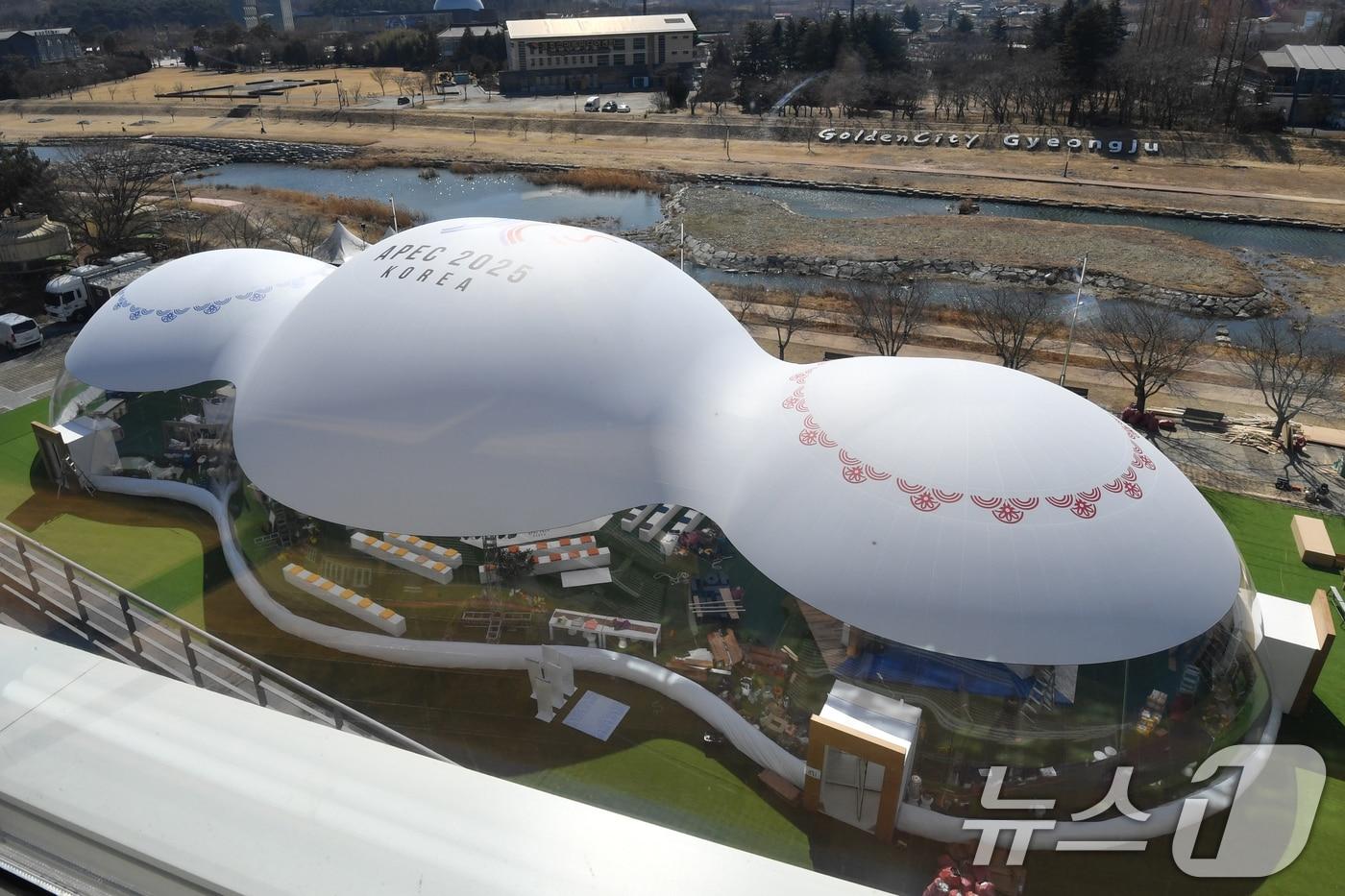 APEC 고위관리회의(SOM1) 개막을 하루 앞둔 23일 회의장인 경북 경주시 보문단지 내 화백컨벤션센터에서 막바지 준비에 한창인 가운데 한복 등 한국의 전통문화를 체험해 볼 수 있는 야외 전시부스가 설치돼 있다. 2025.2.23/뉴스1 ⓒ News1 최창호 기자