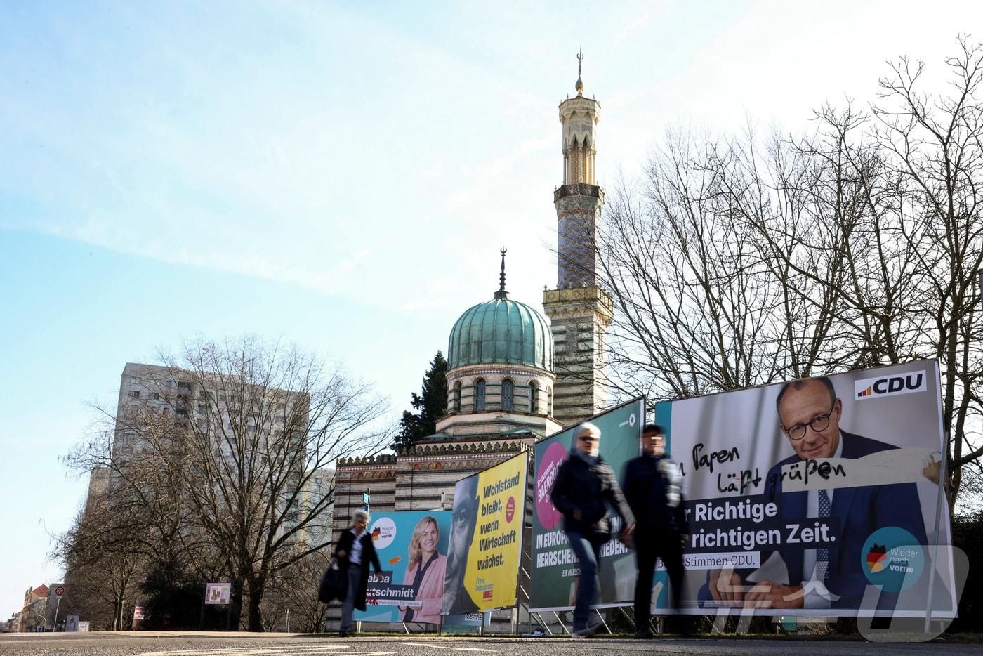 총선을 하루 앞둔 22일(현지시간) 독일 포츠담의 한 거리에 프리드리히 메르츠 기독교민주당·기독교사회당 연합 총리 후보의 포스터가 세워져 있다. 2025.02.22 ⓒ 로이터=뉴스1 ⓒ News1 정지윤 기자