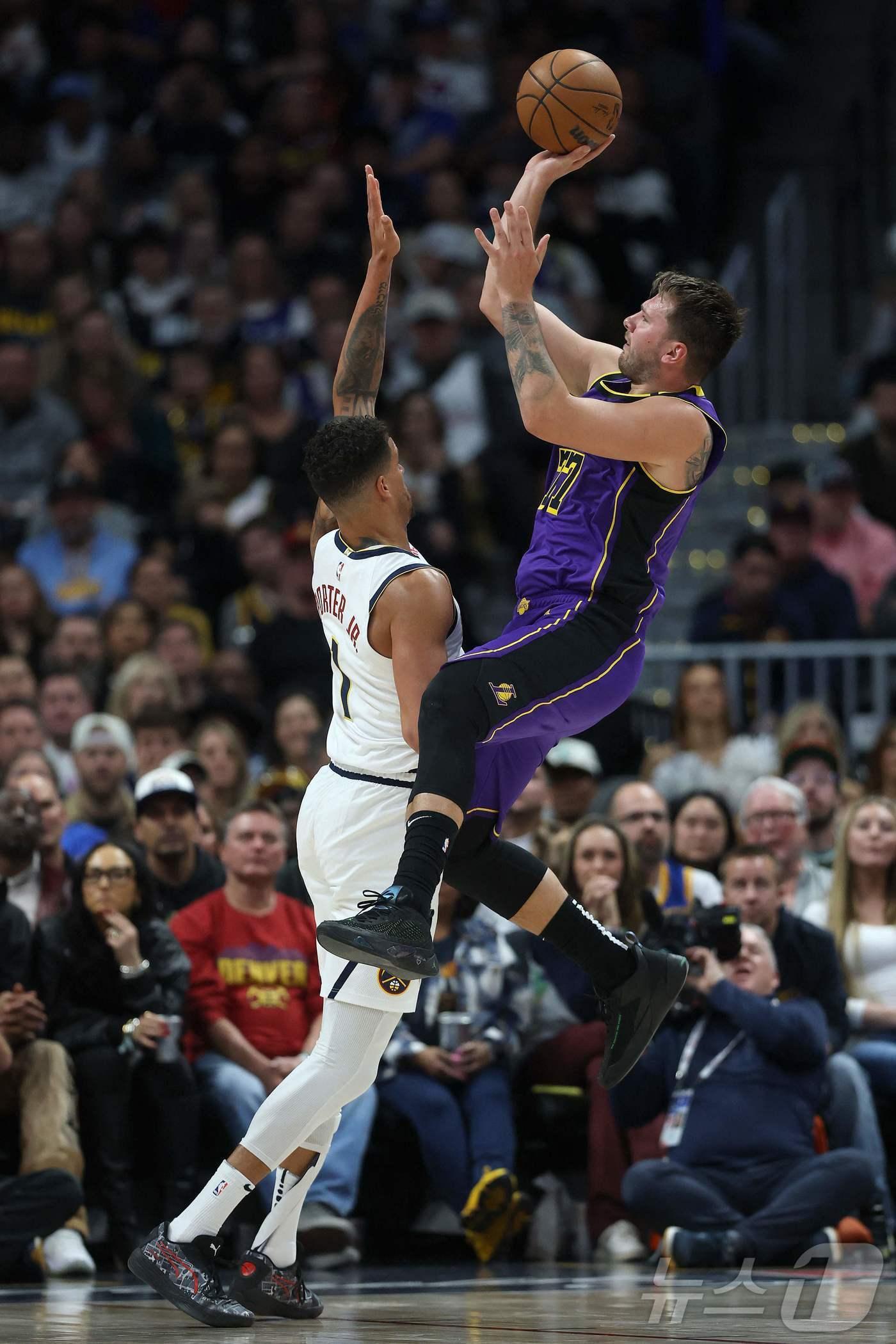 본문 이미지 - NBA 레이커스 돈치치(오른쪽)가 덴버와 경기에서 슛을 쏘고 있다. ⓒ AFP=뉴스1