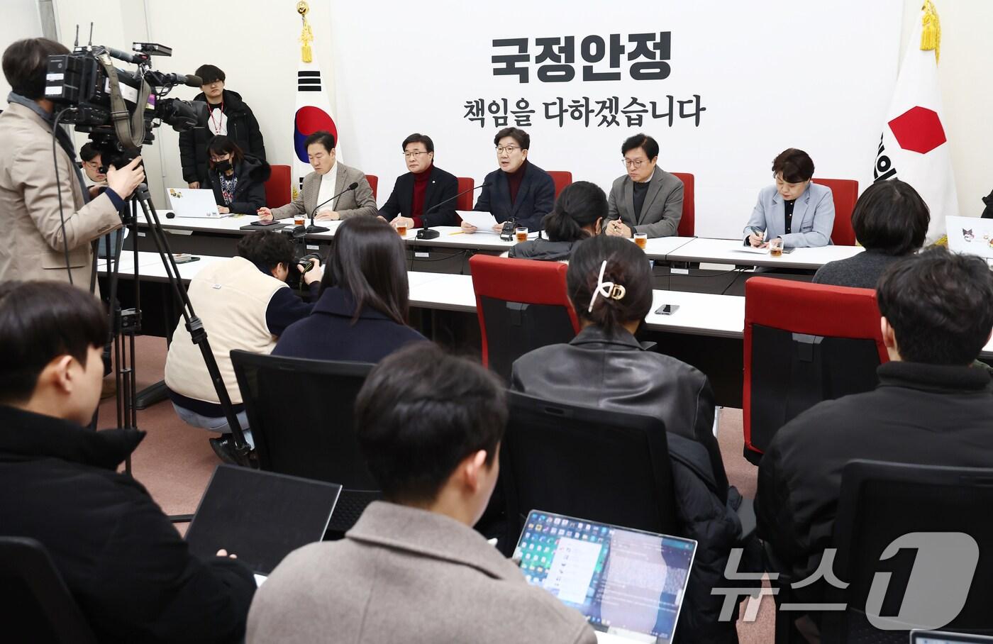 권성동 국민의힘 원내대표가 23일 오후 서울 여의도 국회에서 열린 기자간담회에서 발언하고 있다. 2025.2.23/뉴스1 ⓒ News1 김민지 기자