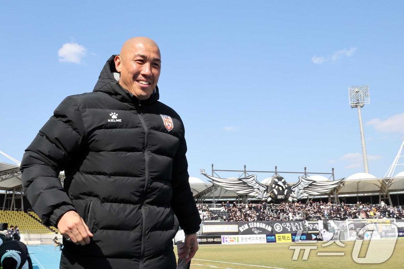 화성FC 차두리 감독이 23일 오후 경기 성남 탄천종합운동장에서 열린 하나은행 K리그2 2025 시즌 개막전 성남FC와 화성FC의 경기에 입장하고 있다. 2025.2.23/뉴스1 ⓒ News1 이동해 기자