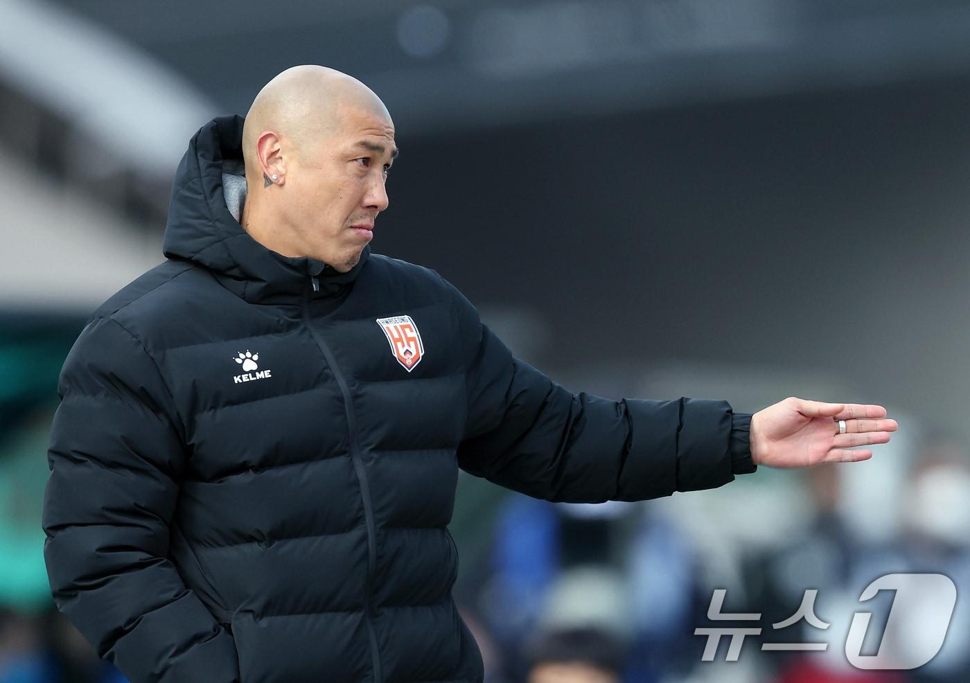 화성FC 차두리 감독이 23일 오후 경기 성남 탄천종합운동장에서 열린 하나은행 K리그2 2025 시즌 개막전 성남FC와 화성FC의 경기에서 선수들에게 지시를 내리고 있다. 2025.2.23/뉴스1 ⓒ News1 이동해 기자