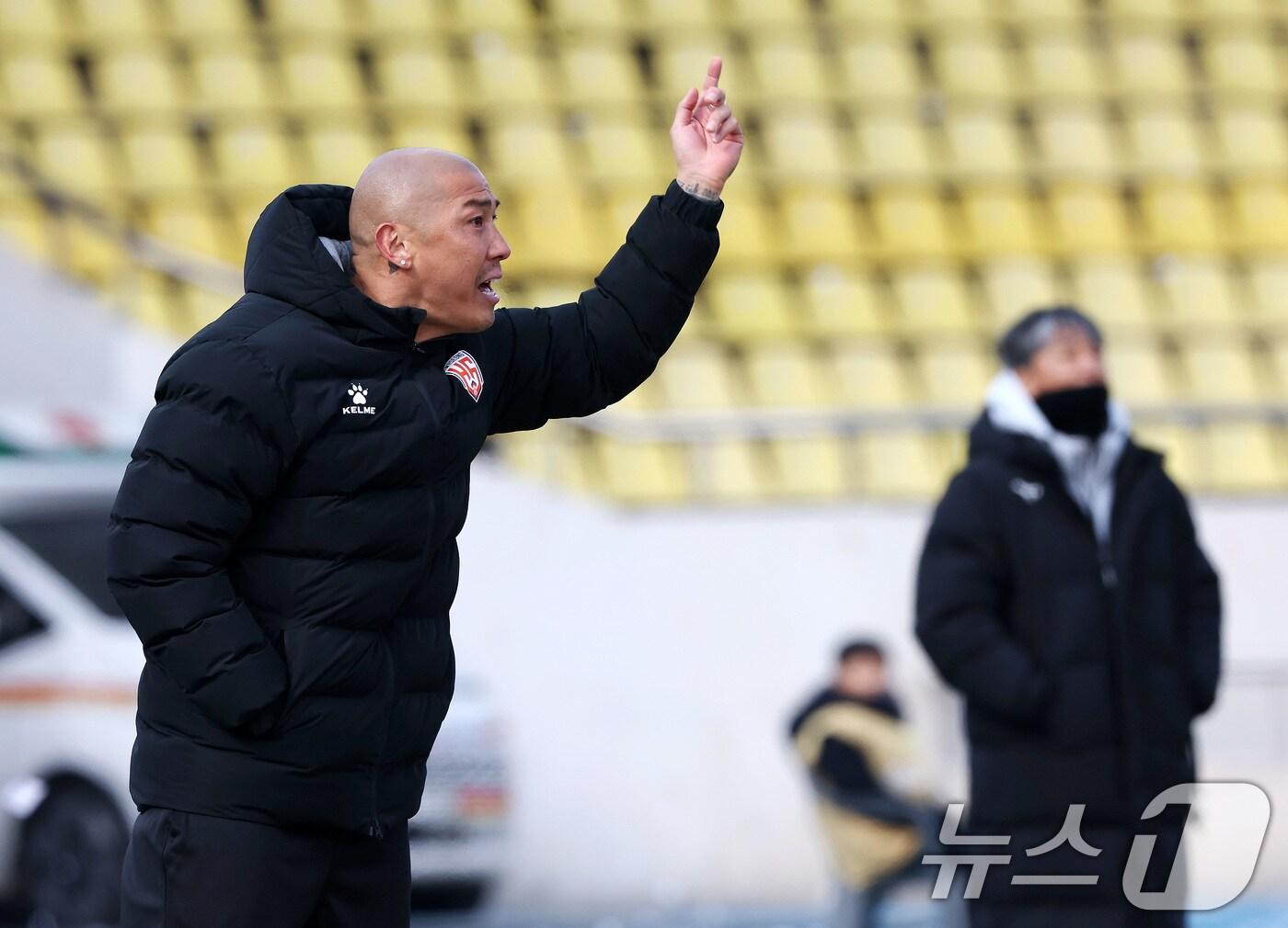 본문 이미지 - 화성FC 차두리 감독이 23일 오후 경기 성남 탄천종합운동장에서 열린 하나은행 K리그2 2025 시즌 개막전 성남FC와 화성FC의 경기에서 선수들에게 작전 지시를 내리고 있다. 2025.2.23/뉴스1 ⓒ News1 이동해 기자