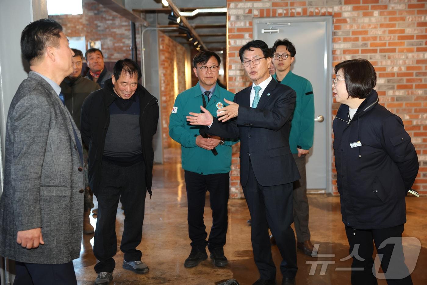  심덕섭 고창군수가 무장읍성 관광거점 조성사업 현장을 방문해 시설 운영방안을 모색하고 향후 발전 방향에 대한 의견을 수렴하고 있다.(고창군 제공. 재판매 및 DB금지)2025.2.23/뉴스1