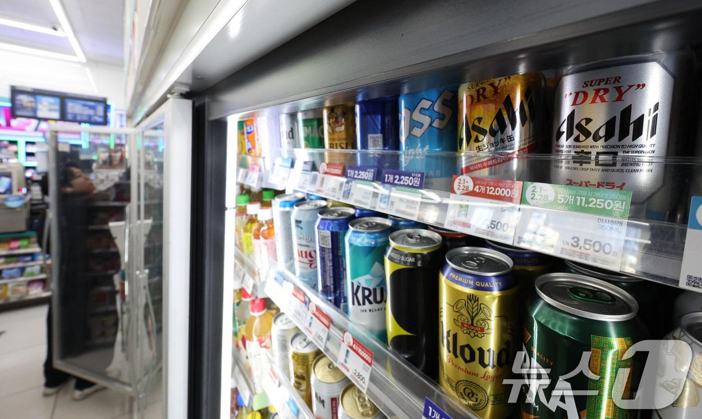 사진은 23일 서울의 한 편의점에 진열된 맥주의 모습. 2025.2.23/뉴스1 ⓒ News1 신웅수 기자