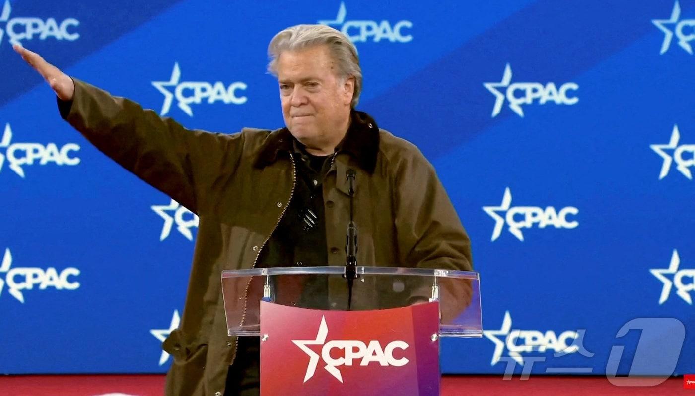 스티븐 배넌 전 백악관 수석 전략가가 20일(현지시간) 미국 메릴랜드주 내셔널 하버에서 열린 보수정치행동회의(CPAC) 연례 행사에서 '나치 경례'를 연상케 하는 동작을 하고 있다. 2025.02.20 ⓒ 로이터=뉴스1 ⓒ News1 정지윤 기자