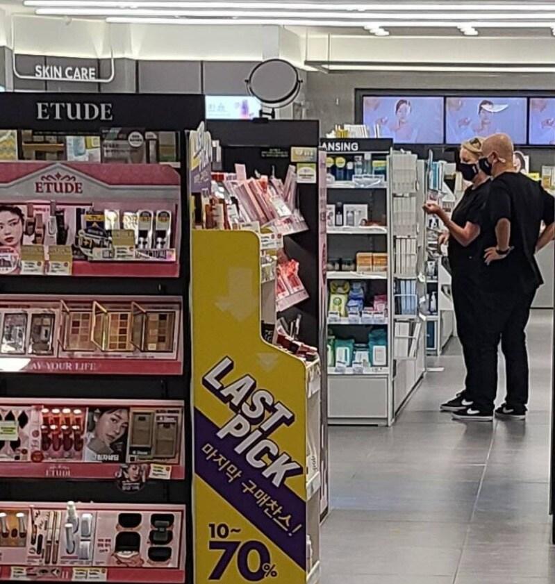 본문 이미지 - 올리브영 매장을 방문한 레비 토트넘 회장.(독자제공)