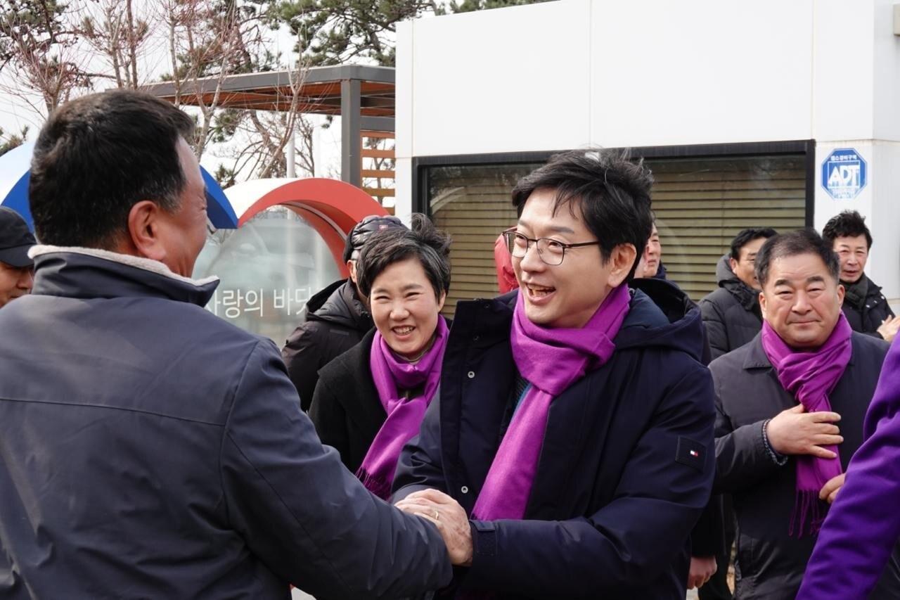 본문 이미지 - 김경수 전 경남도지사가 23일 전남 신안 임자2대교를 찾아 박우량 신안군수와 신안군민 50여 명과 만나 이야기를 나누고 있다. 2025.2.23/뉴스1 (김 전 지사 측 제공)