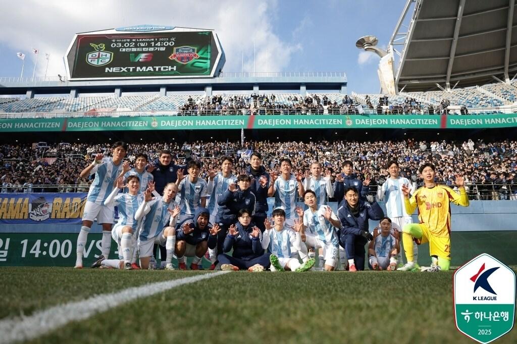 본문 이미지 - 승리 후 단체사진을 찍은 울산 선수들(한국프로축구연맹 제공) 