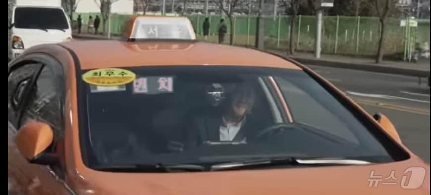본문 이미지 -  택시 업계 현실을 알아보겠다며 2019년 2월 당시 이준석 바른미래당 최고위원이 법인 택시를 몰던 모습. 방송 취재 요청을 받은 때문인지 양쪽 사이드미러를 펴는 것을 깜빡 잊어버린 듯했다. (SNS 갈무리) ⓒ 뉴스1