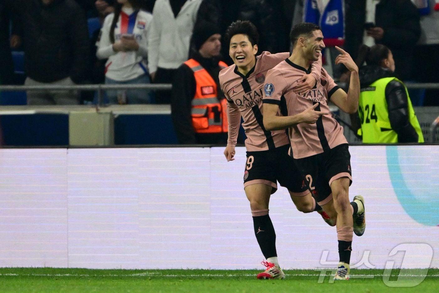 아슈라프 하키미의 골을 도운 뒤 기뻐하는 이강인. ⓒ AFP=뉴스1