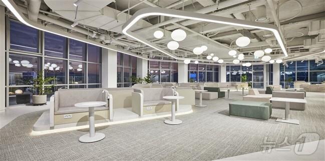 본문 이미지 - 부산역 동구 아스티호텔 24층 부산형 워케이션 거점센터 전경(부산시청 제공.재판매 및 DB 금지)