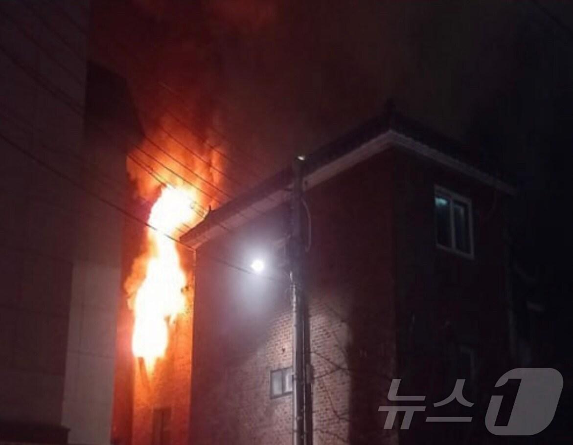 본문 이미지 - 24일 새벽시간대 경기 용인시 백암면의 한 다세대주택에서 불이 나 60대 남성 1명이 중상을 입었다.&#40;경기도소방재난본부 제공. 재판매 및 DB금지&#41;/뉴스1