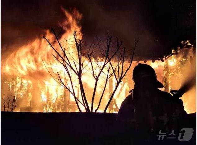 본문 이미지 - 23일 오후 7시 28분쯤 성주군 용암면 단독주택에서 불이나 소방당국이 화재를 진압하고 있다.&#40;경북소방본부 제공. 재판매 및 DB 금지&#41;2025.2.24/뉴스1