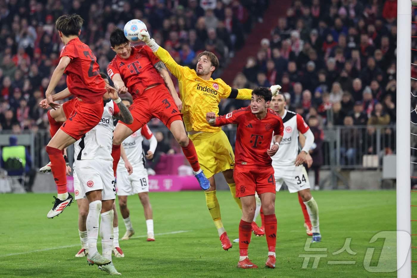 바이에른 뮌헨의 김민재가 공중볼 경합을 펼치고 있다.  ⓒ AFP=뉴스1