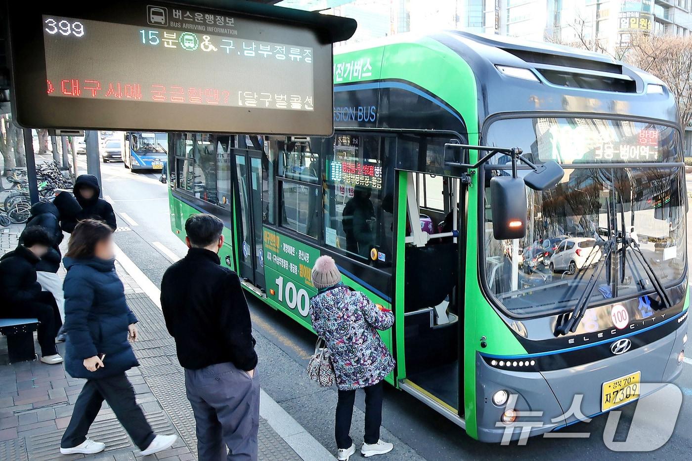 대구와 경북에서 어르신 통합무임 교통카드 사용 지역이 확대된다. 사진은 대구 시내버스에 승차하는 시민. 뉴스1 ⓒ News1 자료 사진