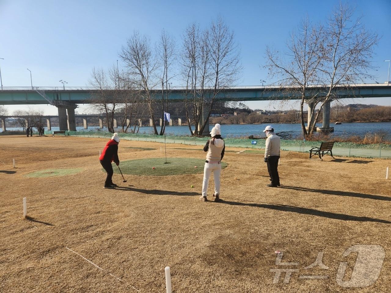 본문 이미지 - 충주호 파크골프장 (충주시 제공. 재판매 및 DB금지)/뉴스1