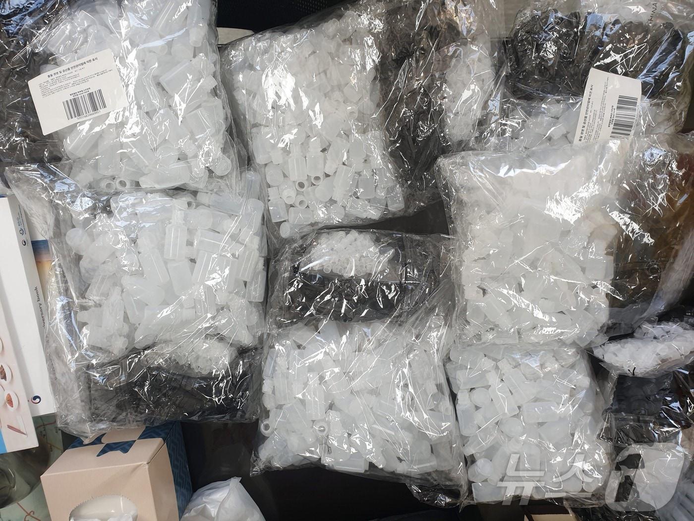 본문 이미지 - 통관책 A 씨 거주지 압수수색 시 압수한 마약류 소분 도구(부산세관제공.재판매 및 DB 금지)