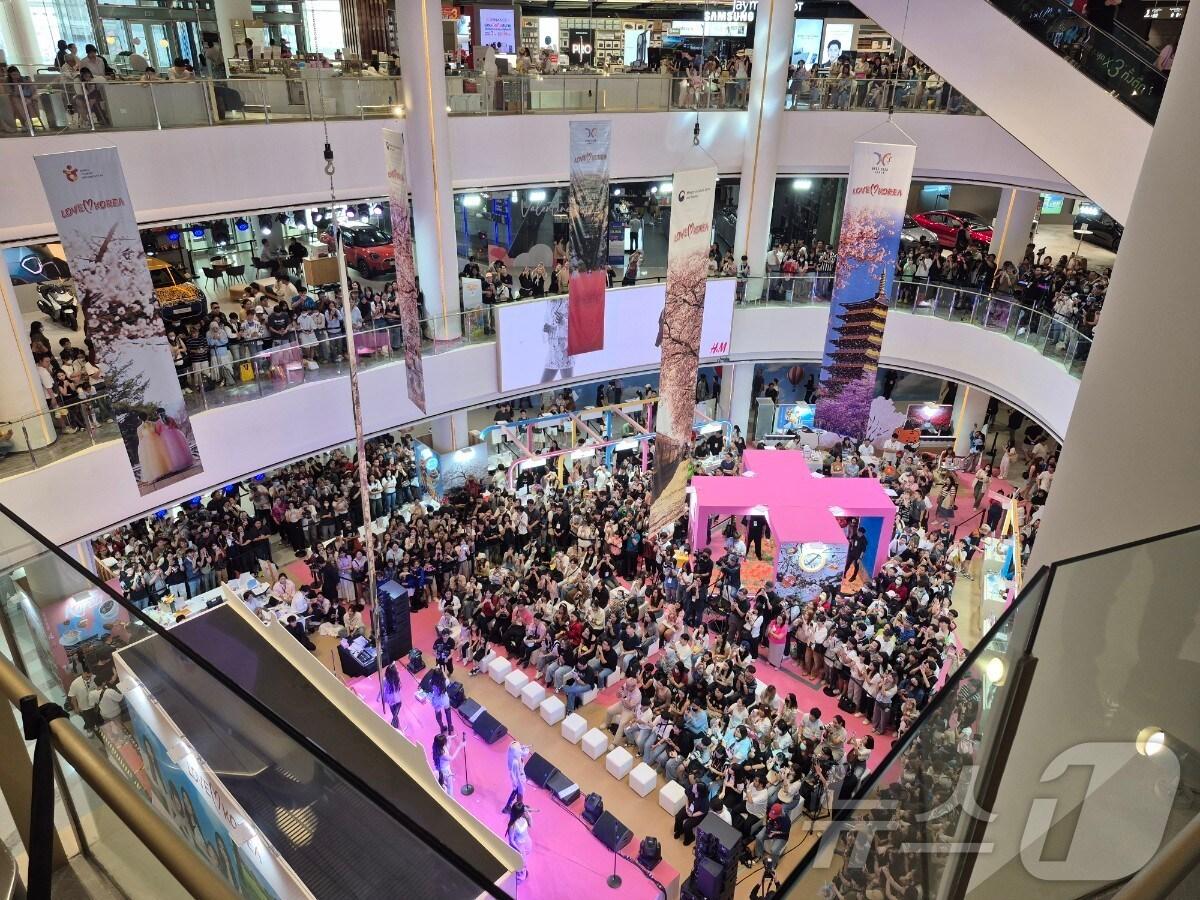 본문 이미지 - 방콕에서 열린 러브 코리아 행사(한국관광공사 제공)