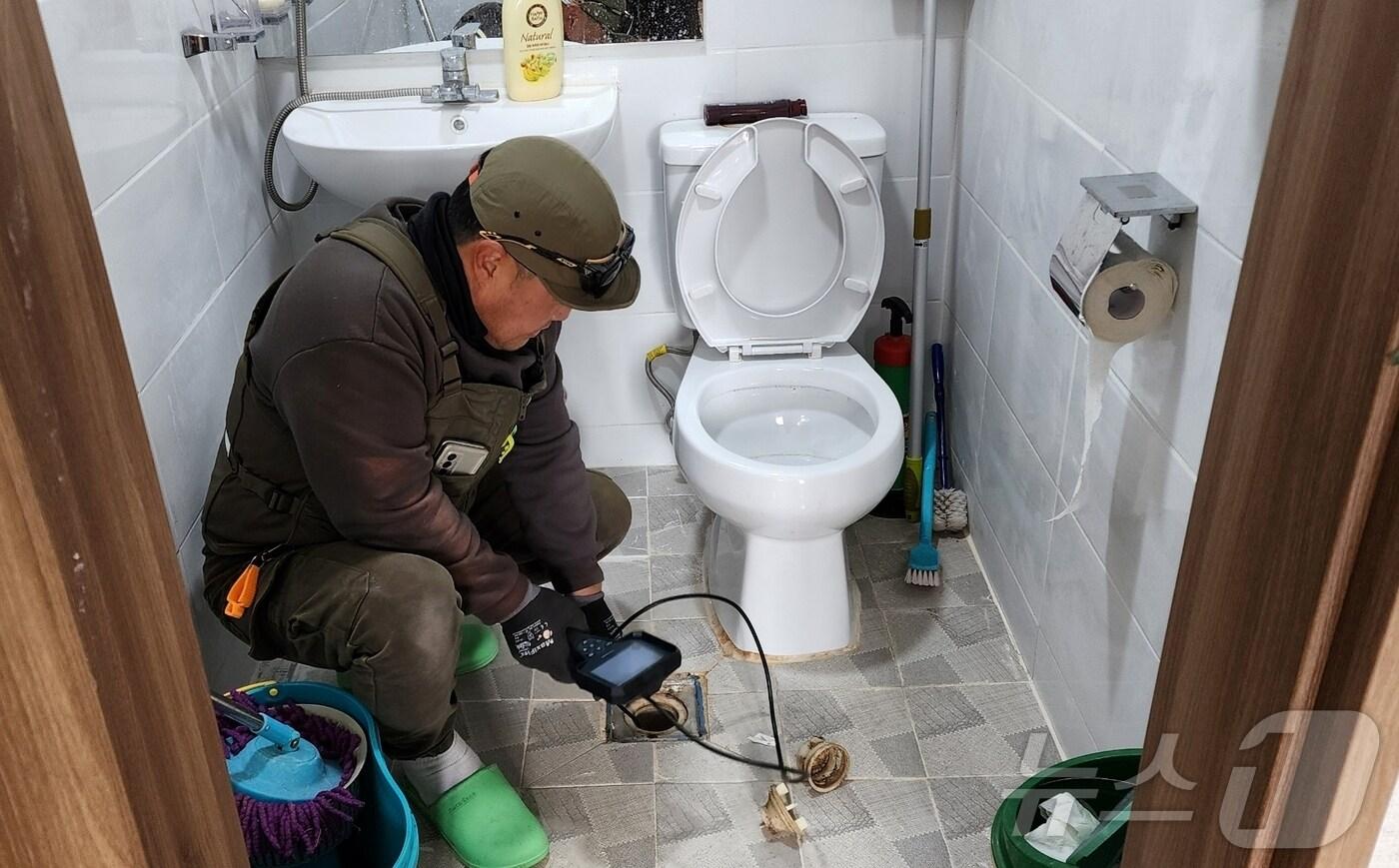 괴산군, 지난해 우리동네 출동반장 주택수리 지원모습/뉴스1